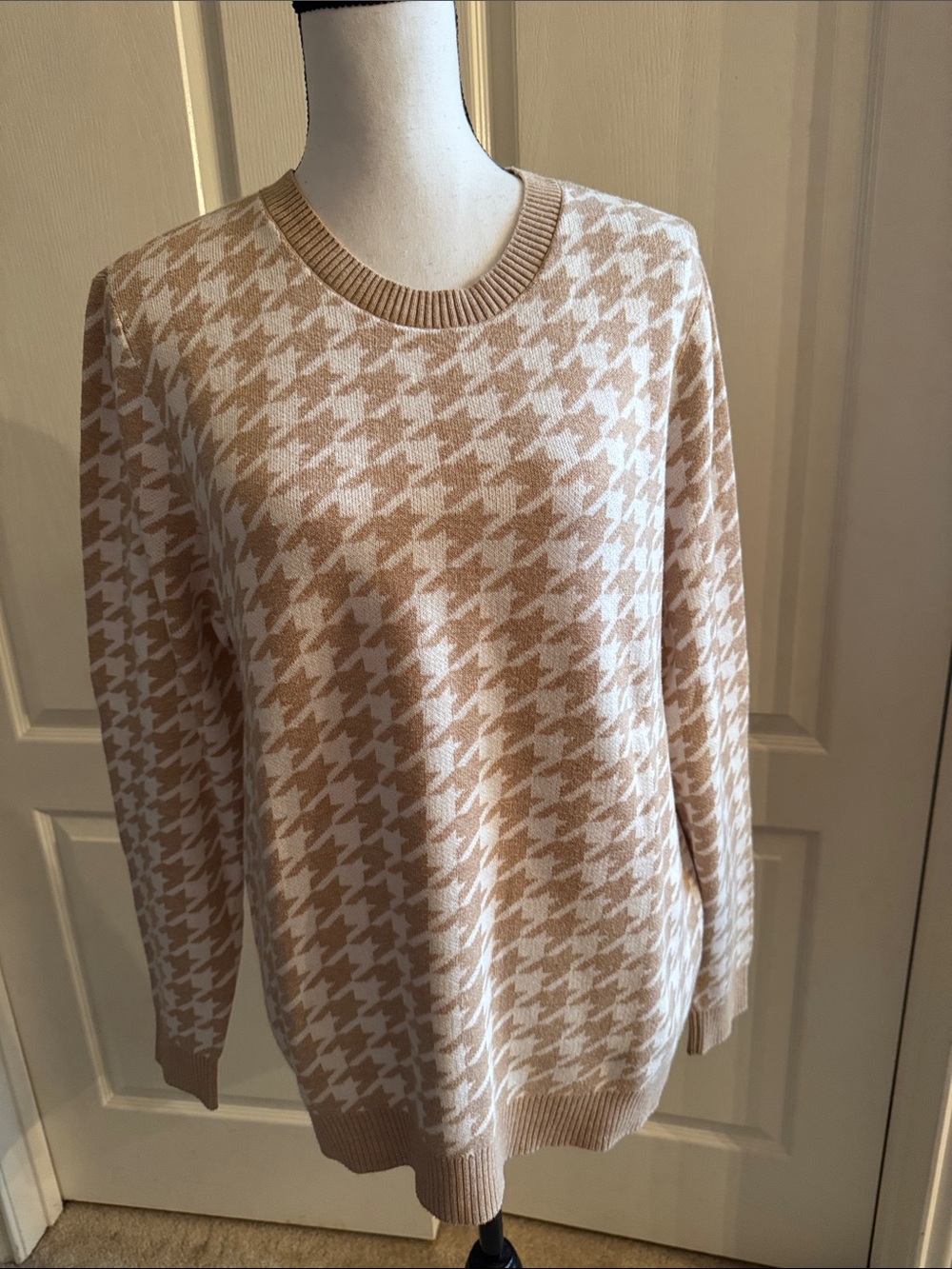 Beige and White Houndstooth Crewneck Sweater - Size Large